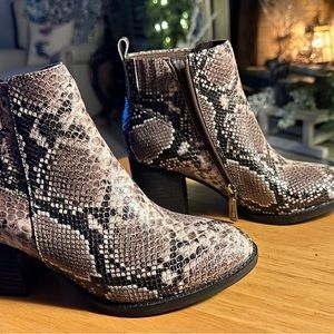 Blonde boots snakeskin size 8